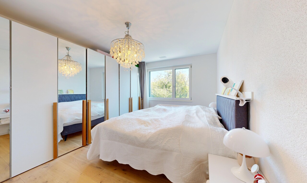 chambre avec placard, lumière naturelle, sol en finition bois, wood finish floor, et deux placards