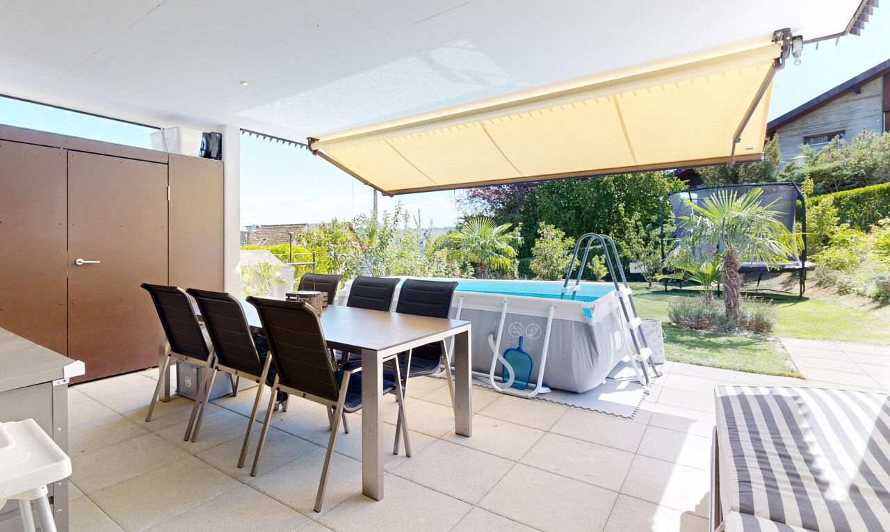 terrasse avec rampe, coin repas extérieur, piscine, et day time