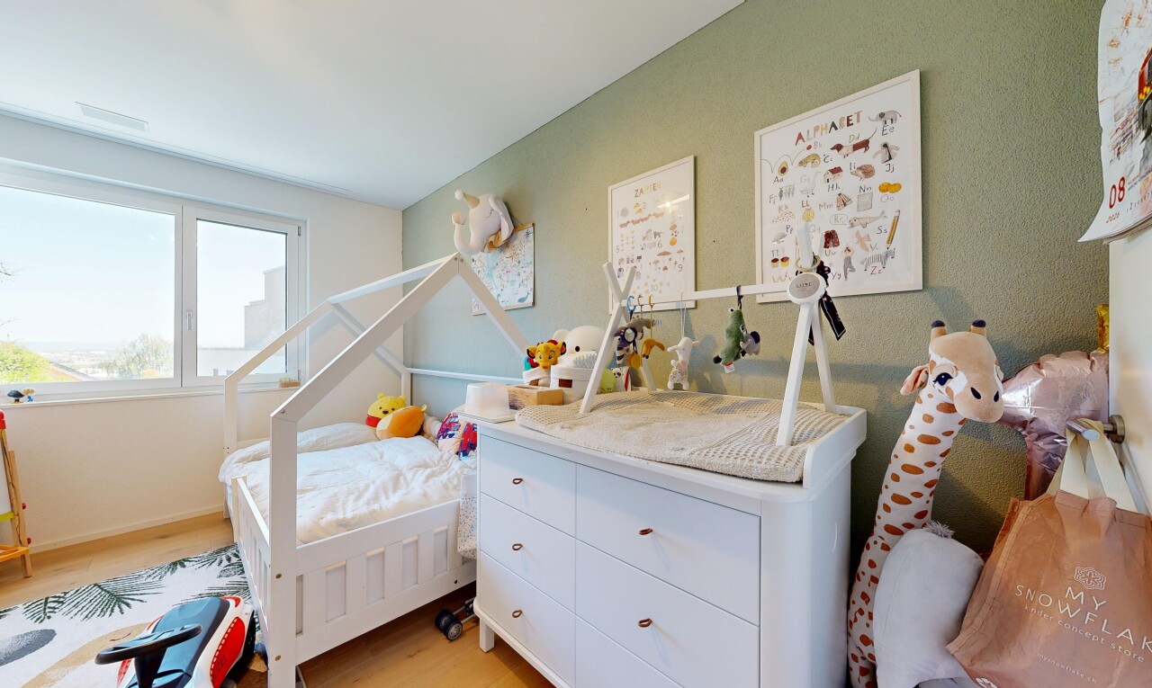 chambre avec lumière naturelle, sol en finition bois, wood finish floor, light floor, et inside property