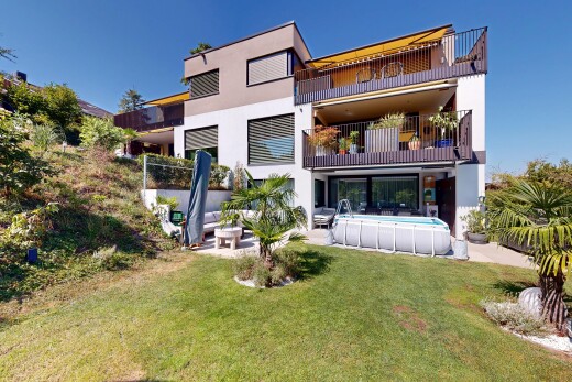 façade avec terrasse, pelouse, piscine, bardage en stuc, et balcon