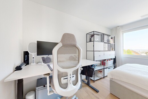 chambre avec lumière naturelle, télévision, sol en finition bois, wood finish floor, et cloison sèche