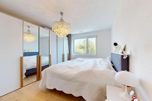 chambre avec placard, lumière naturelle, sol en finition bois, wood finish floor, et deux placards