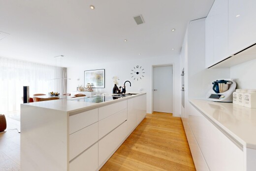 cuisine avec flat panel cabinets, armoires à panneau plat, white cabinets, armoires blanches, et light floor