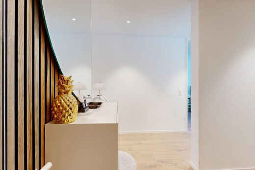 couloir avec sol en finition bois, wood finish floor, light floor, et inside property