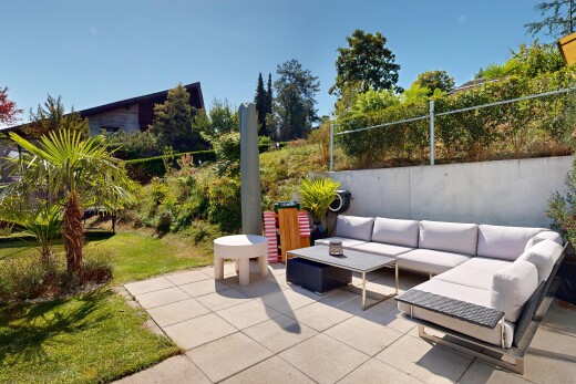 terrasse avec espace de vie extérieur, terrasse, clôture, et day time