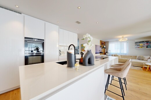 cuisine avec light floor, flat panel cabinets, armoires à panneau plat, white cabinets, et armoires blanches