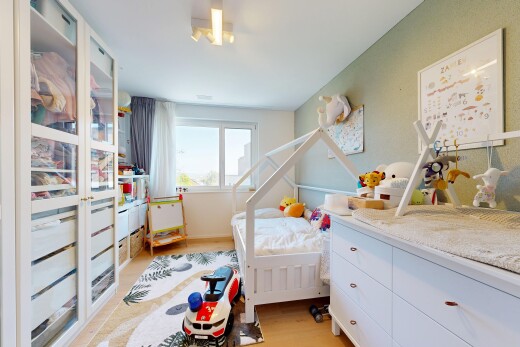 chambre avec light floor, drywall, cloison sèche, wood finish floor, et sol en finition bois