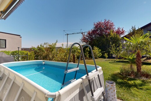 piscine avec from property, day time, et pelouse