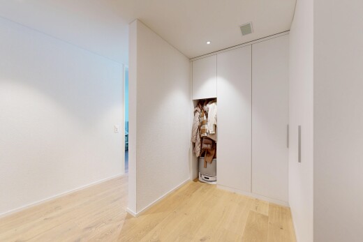 pièce vide avec sol en finition bois, wood finish floor, éclairage encastré, light floor, et cloison sèche