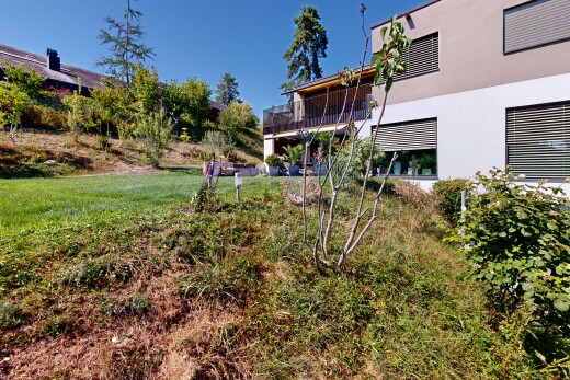 jardin avec balcon, day time, pelouse, et property visible