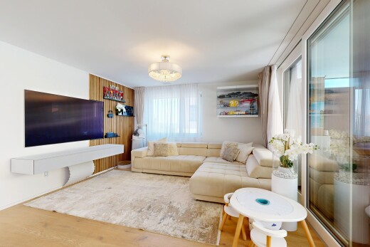 salon avec télévision, sol en finition bois, wood finish floor, cloison sèche, et drywall