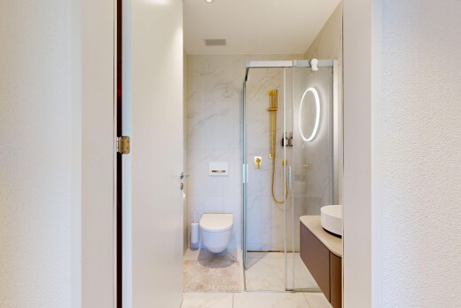 salle de bains avec salle de bain complète, douche, lavabo (ou coiffeuse selon le contexte), inside property, et light floor