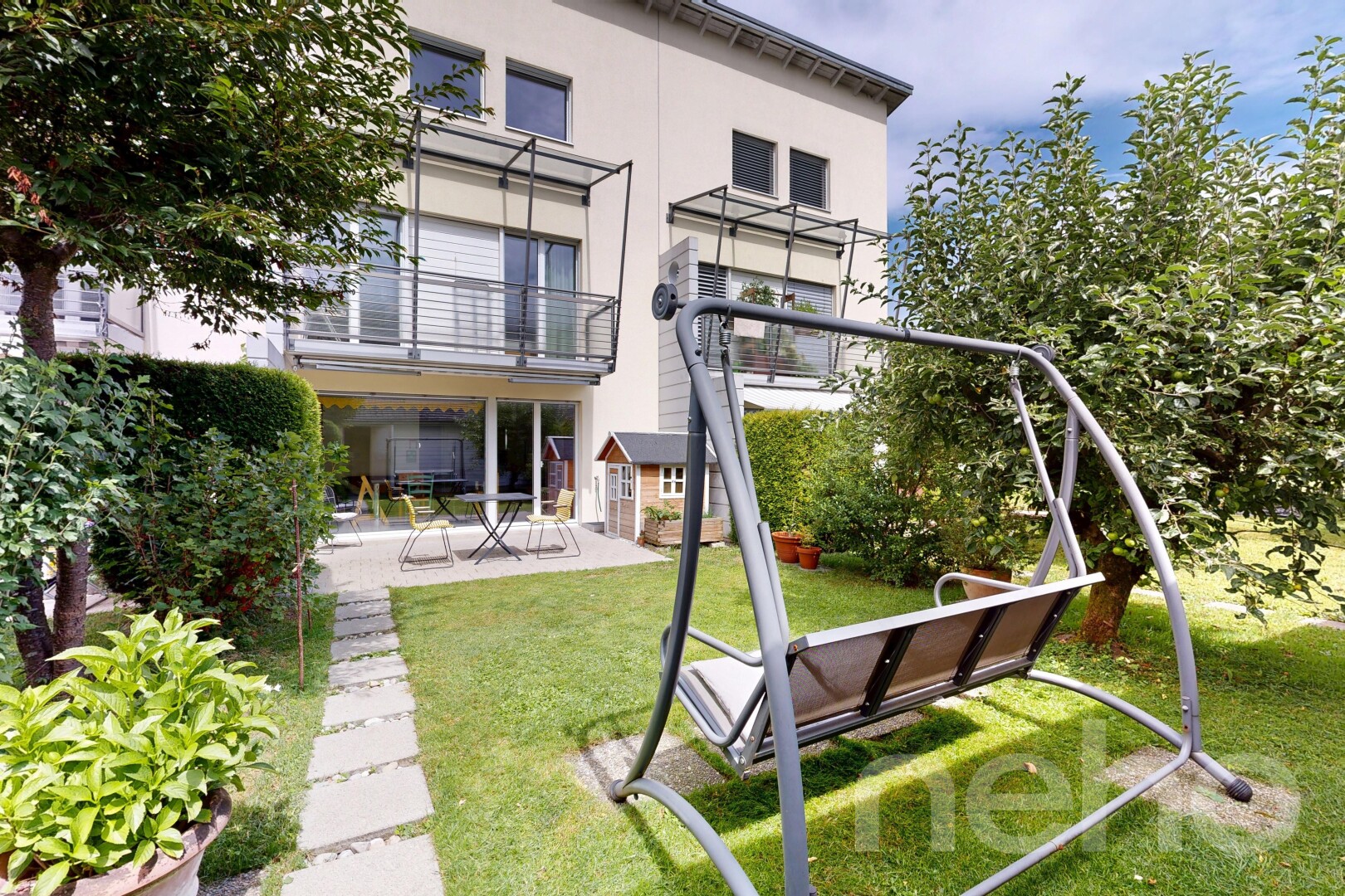 garten mit terrasse, rasen, und balkon