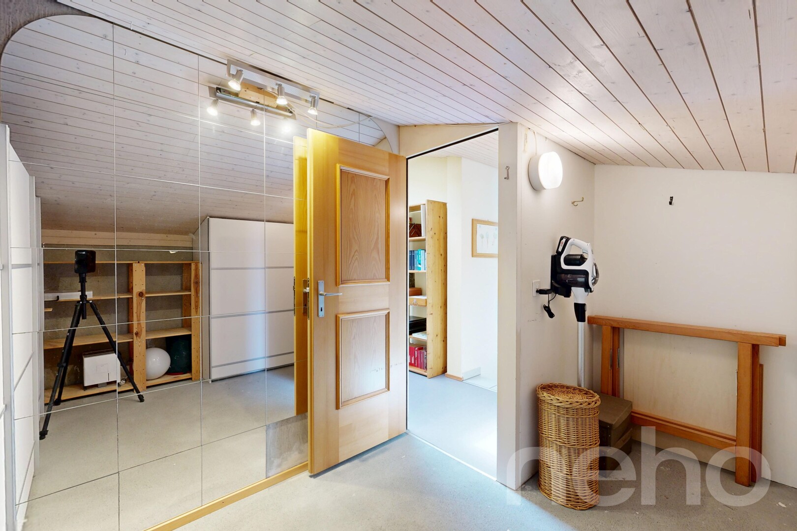 halle / korridor mit drywall, gipskartonwand, wood ceiling, holzdecke, und inside property
