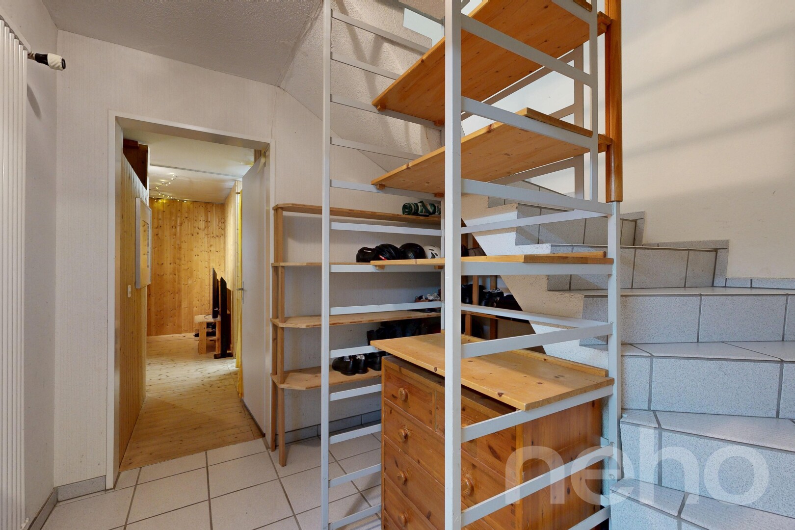 treppe mit gipskartonwand, drywall, inside property, fliesenboden, und tile floor