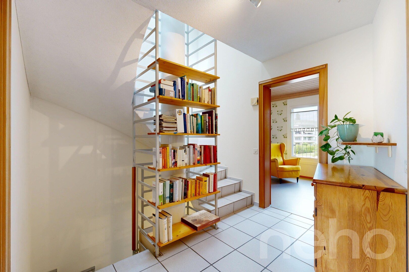 halle / korridor mit drywall, gipskartonwand, light floor, natürliches licht, und inside property