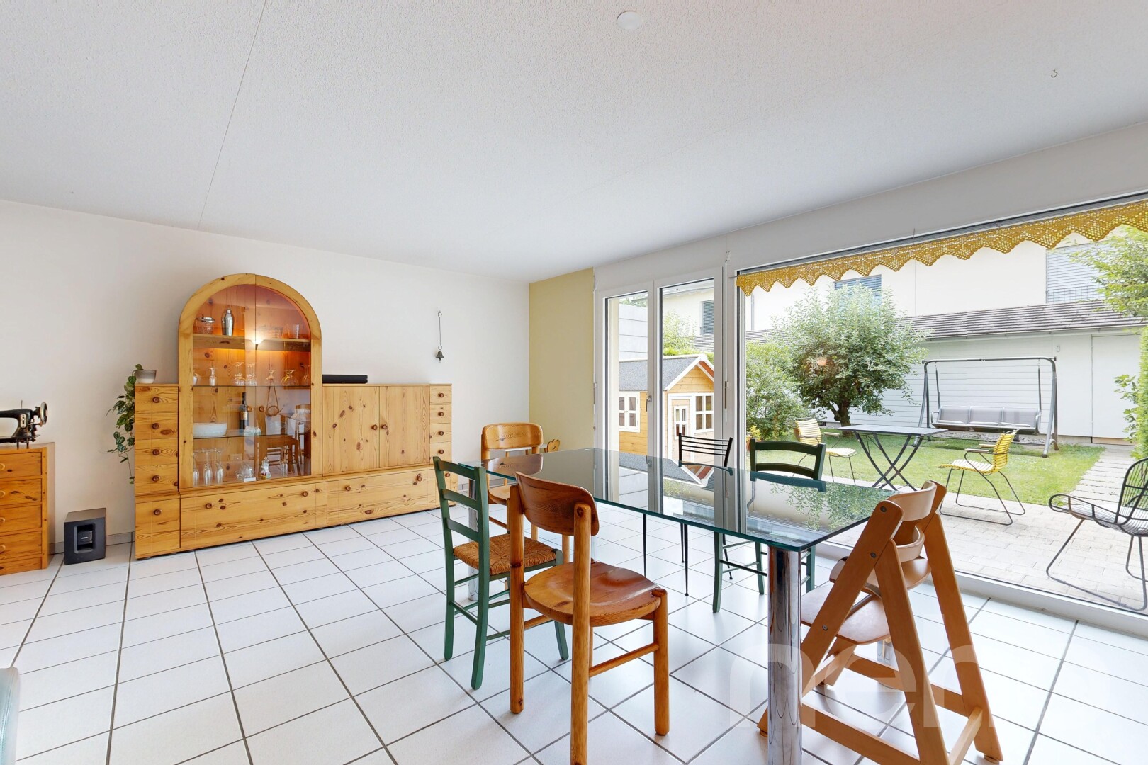 esszimmer mit gipskartonwand, drywall, inside property, fliesenboden, und tile floor