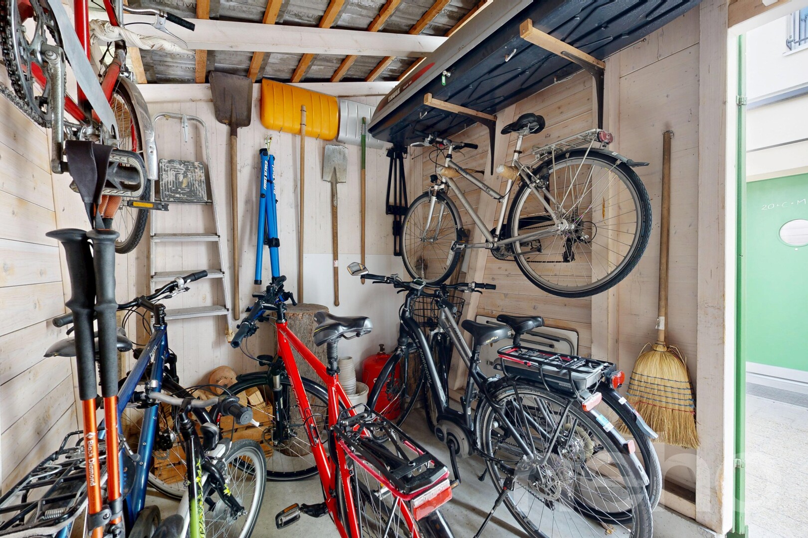 fitnessstudio mit holzwand, wood wall, inside property, betonboden, und concrete floor