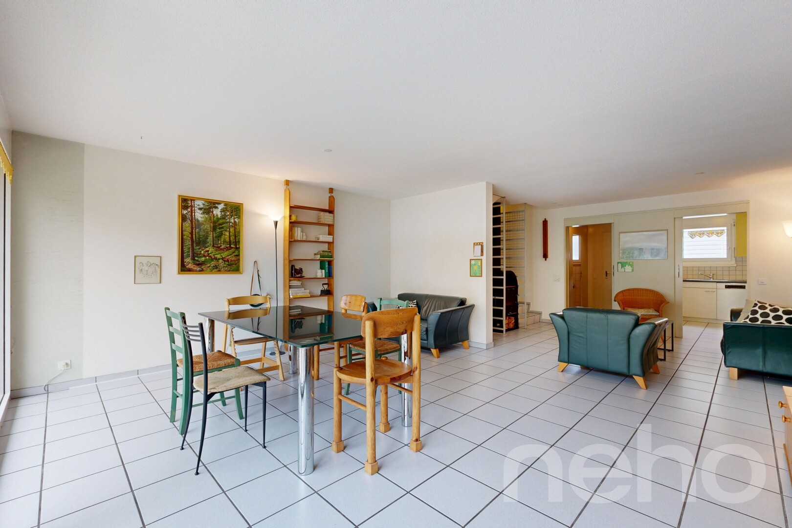 wohn- / esszimmer mit gipskartonwand, drywall, inside property, light floor, und fliesenboden