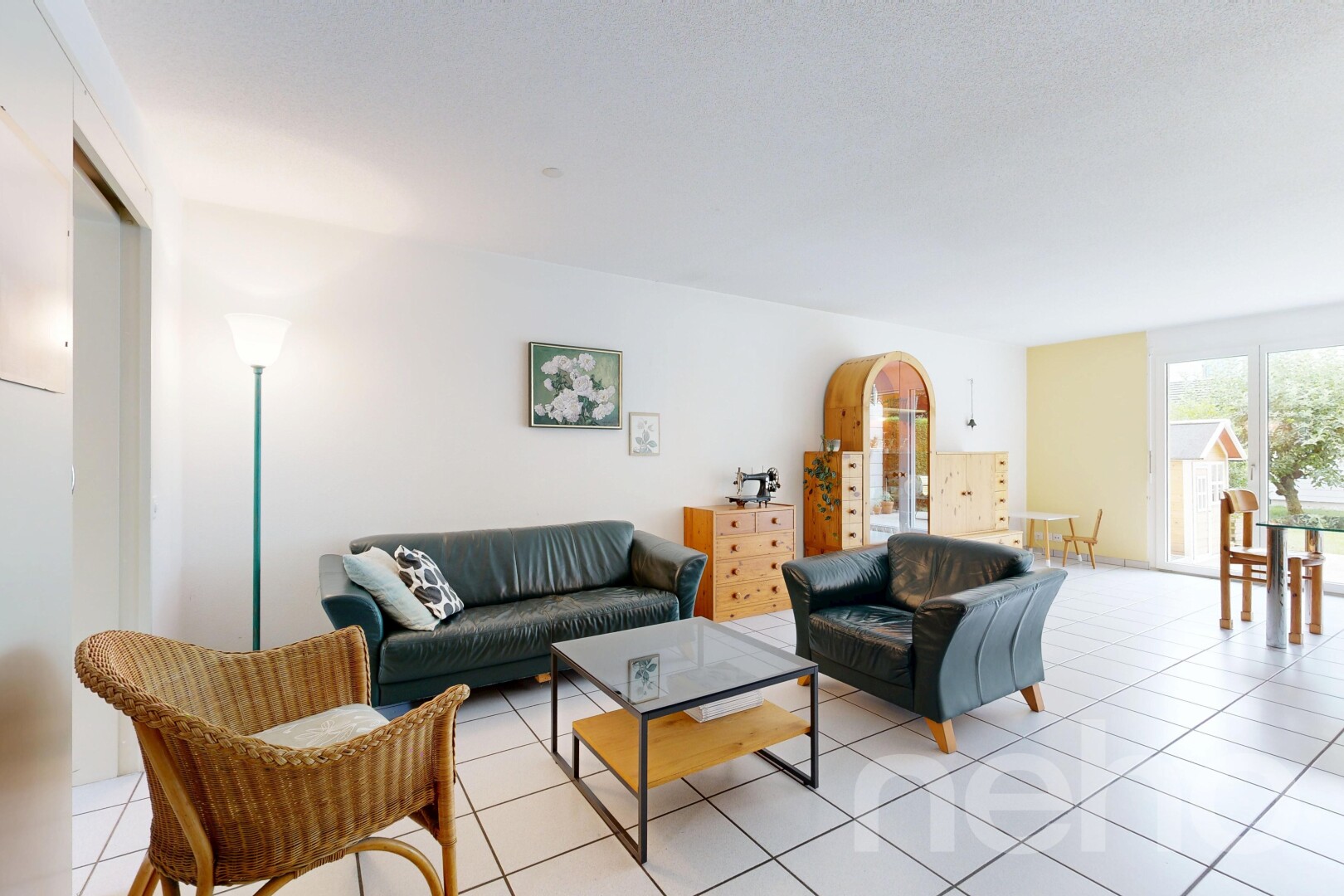 wohn- / esszimmer mit gipskartonwand, drywall, fliesenboden, tile floor, und light floor