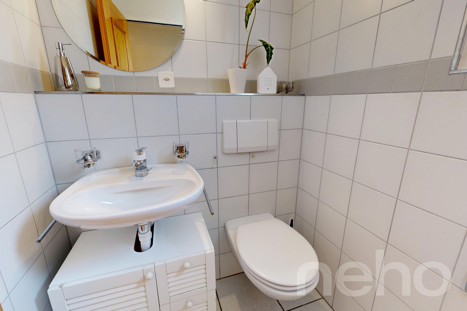 bad mit spiegel, gäste-wc, tile wall, fliesenwand, und inside property
