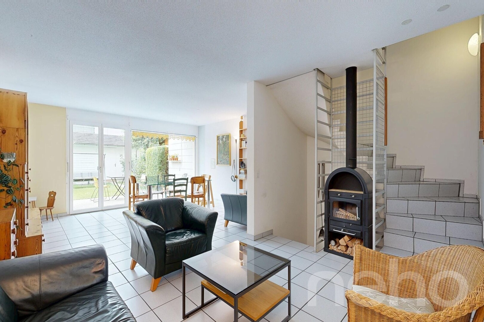 wohnzimmer mit holzofen, gipskartonwand, drywall, treppen, und fliesenboden