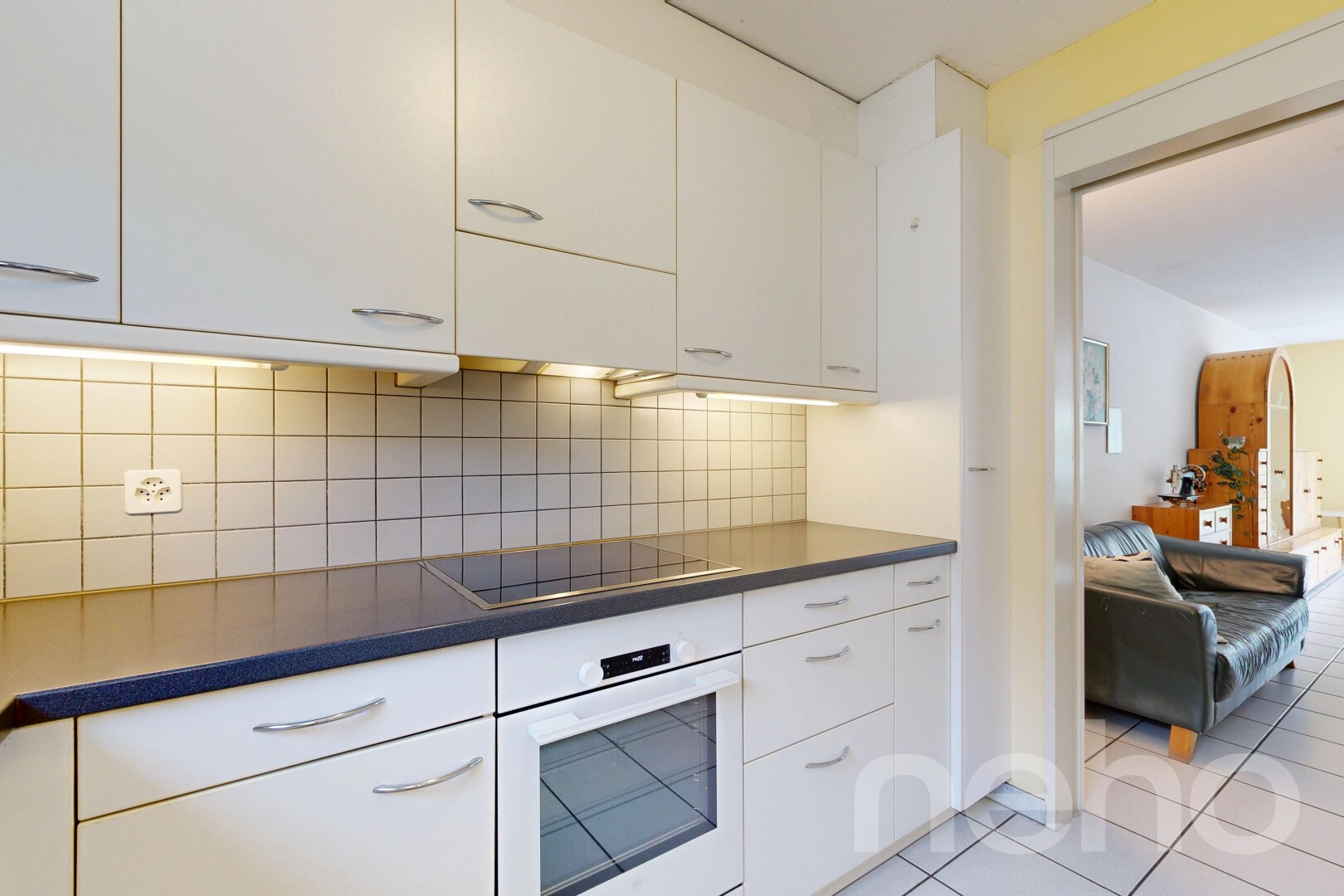 küche mit dark countertops, arbeitsplatten, ofen, white cabinets, und weiße schränke