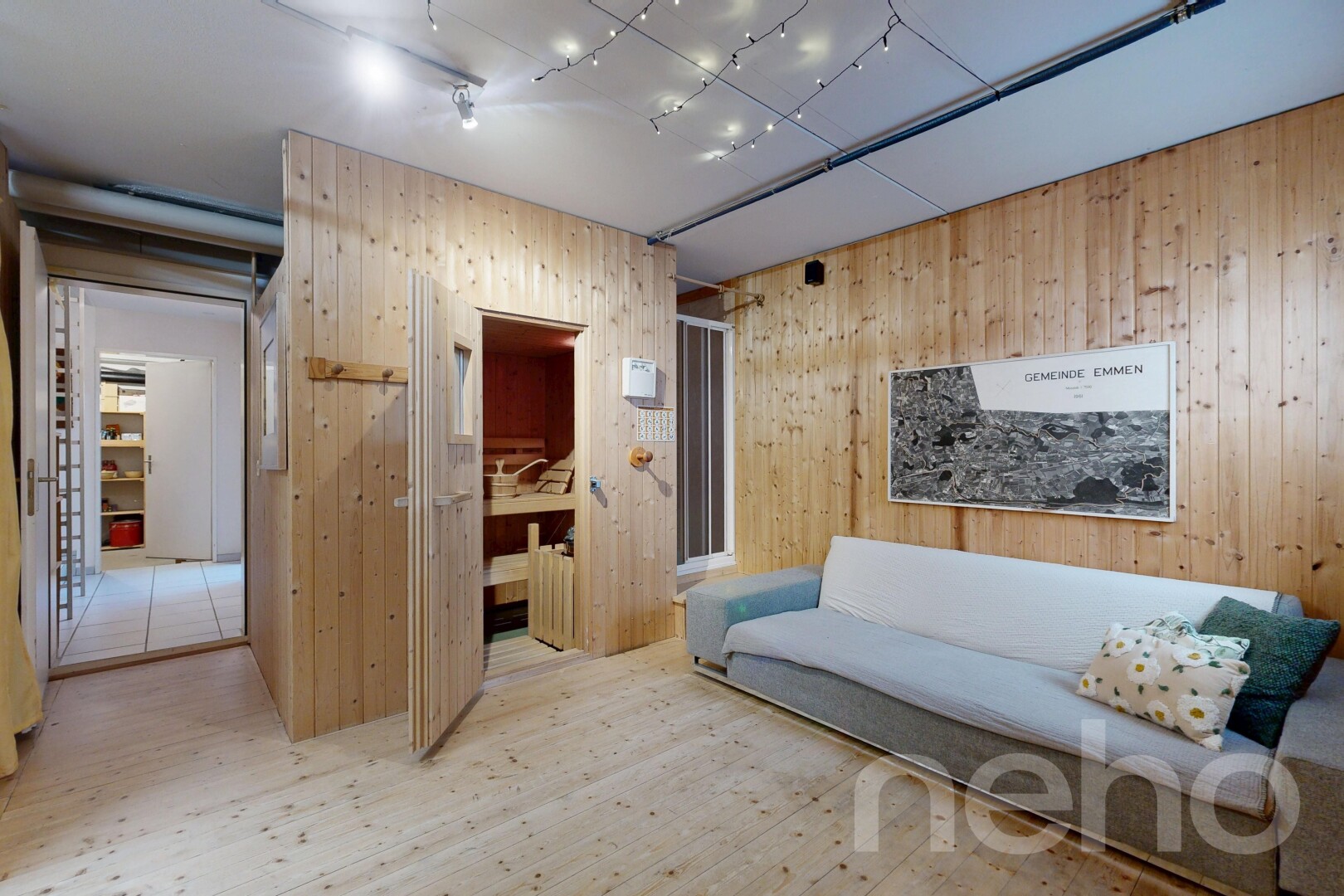 wohnzimmer mit holzfußboden, wood finish floor, holzwand, wood wall, und dated wood wall