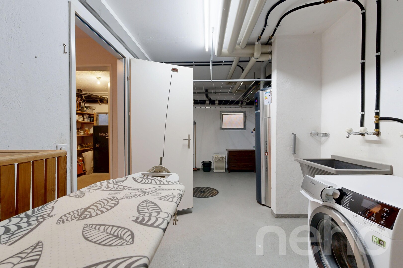 wäschekammer mit tumbler, keller, concrete floor, betonboden, und inside property