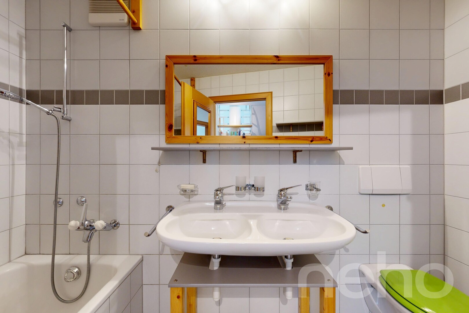 bad mit tile wall, fliesenwand, spiegel, waschbecken, und kombiniertes bad / dusche