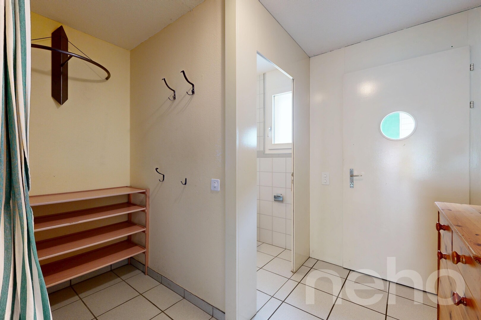 halle / korridor mit light floor, gipskartonwand, drywall, fliesenboden, und tile floor