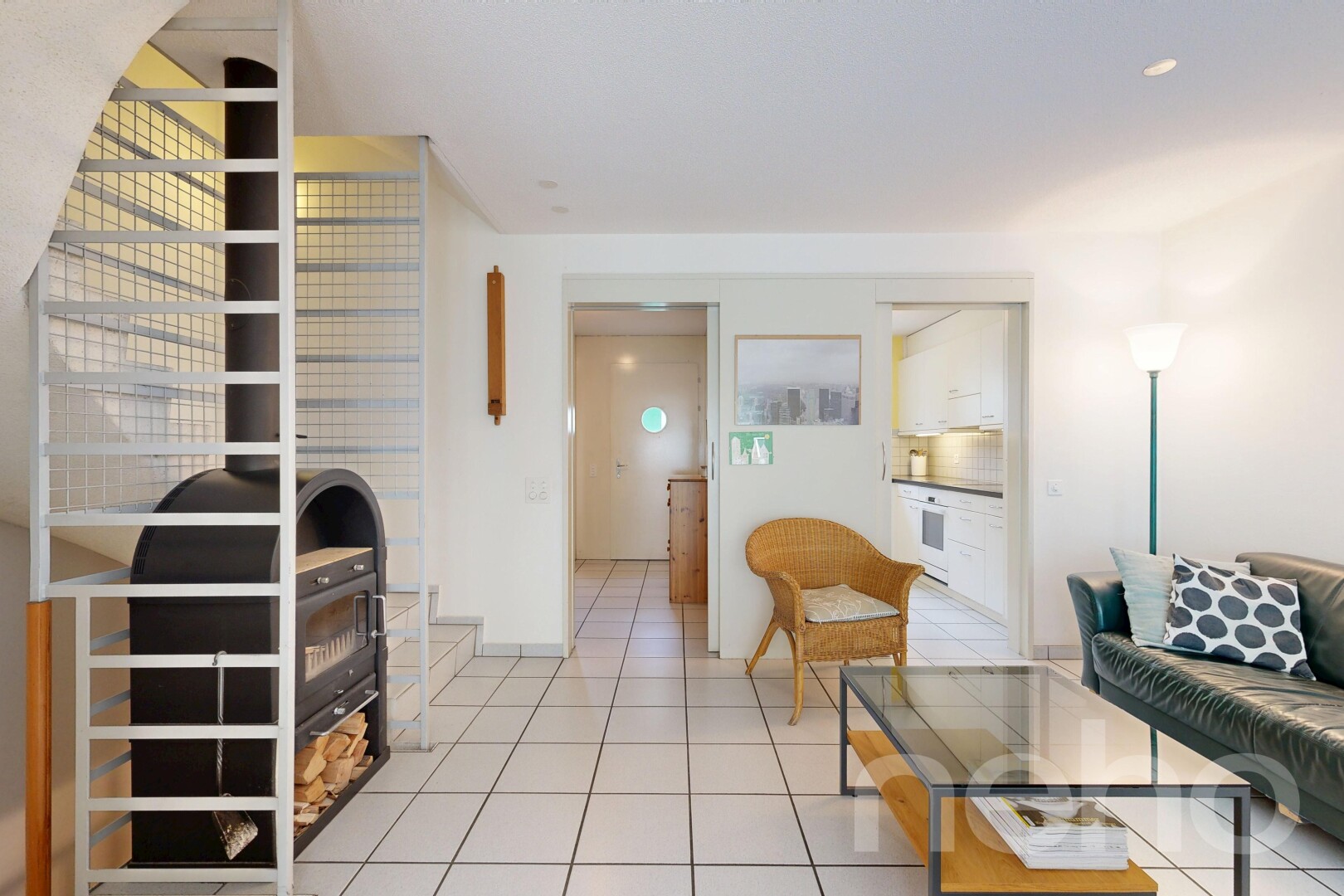wohnzimmer mit gipskartonwand, drywall, light floor, fliesenboden, und tile floor