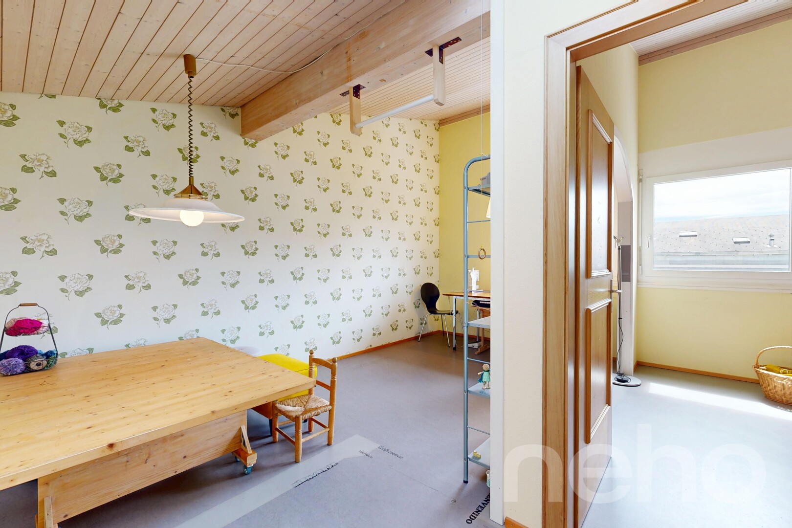 esszimmer mit wallpaper wall, tapetenwand, pendelleuchte, high end ceiling, und problematic wallpaper