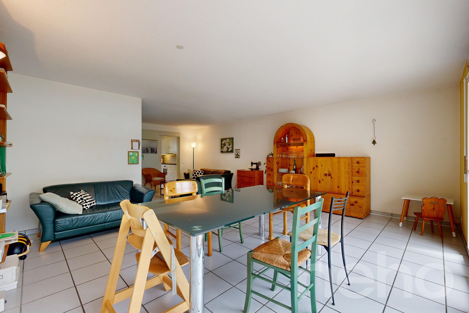 wohn- / esszimmer mit drywall, gipskartonwand, inside property, tile floor, und fliesenboden