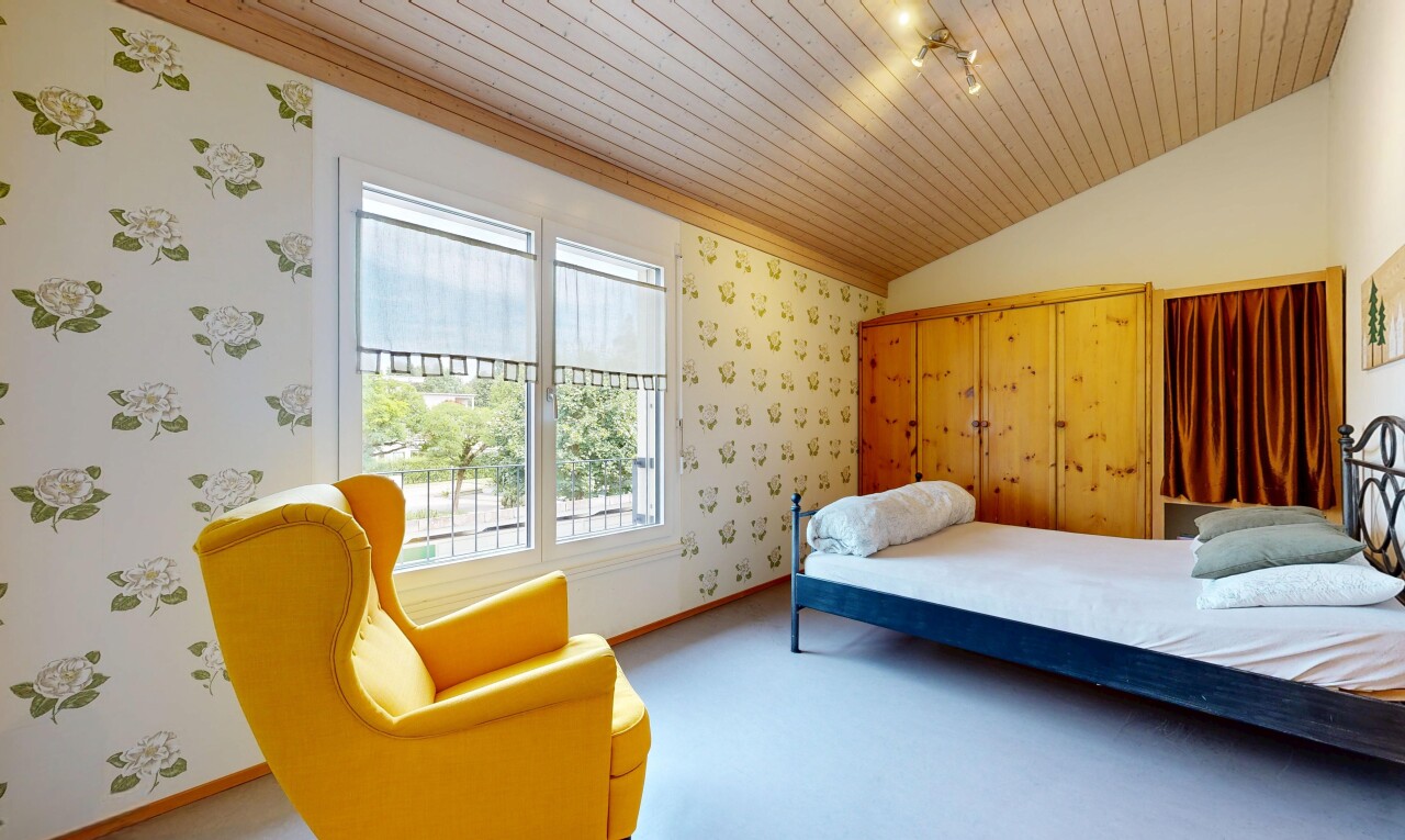zimmer / schlafzimmer mit deckenbeleuchtung, wallpaper wall, tapetenwand, vaulted ceiling, und dachschräge