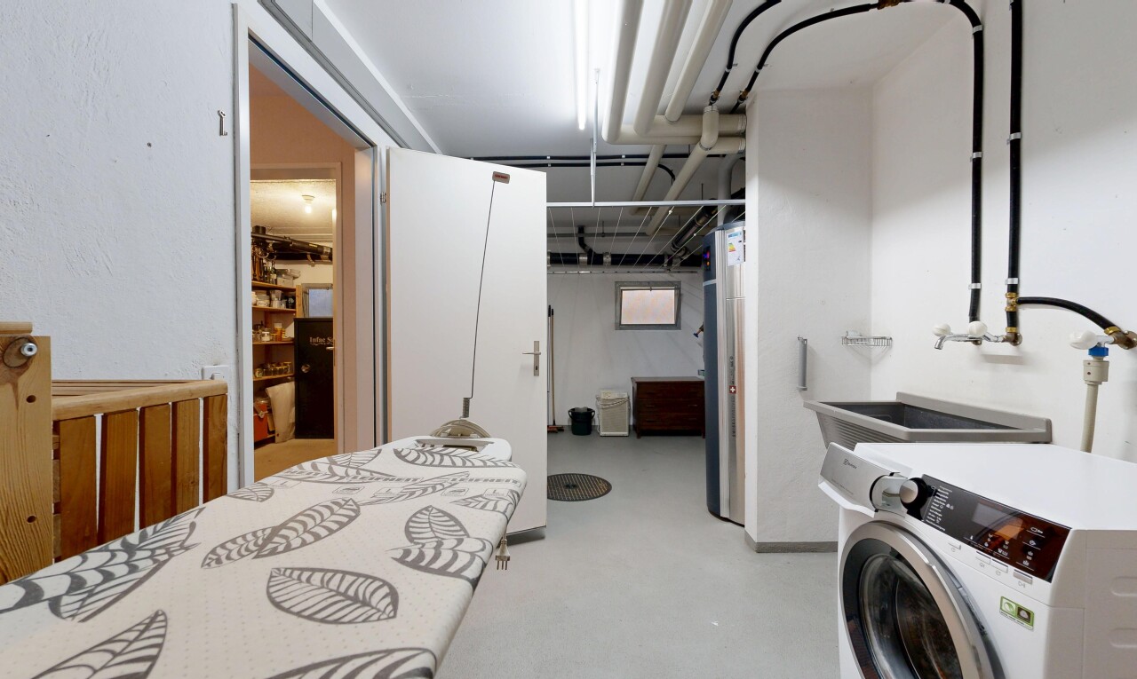 wäschekammer mit tumbler, keller, concrete floor, betonboden, und inside property