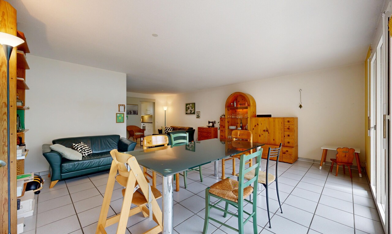 wohn- / esszimmer mit drywall, gipskartonwand, inside property, tile floor, und fliesenboden