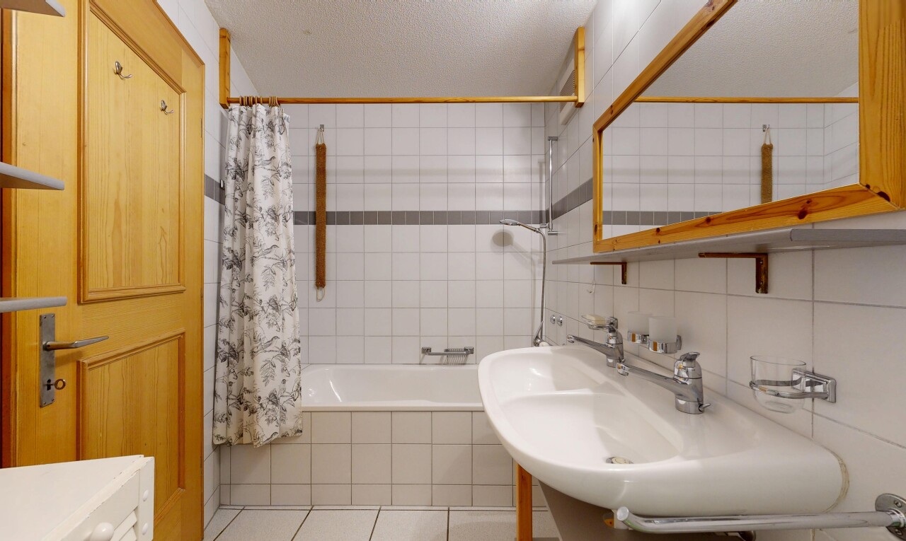 bad mit waschbecken, kombiniertes bad / dusche, spiegel, komplettes badezimmer, und tile floor