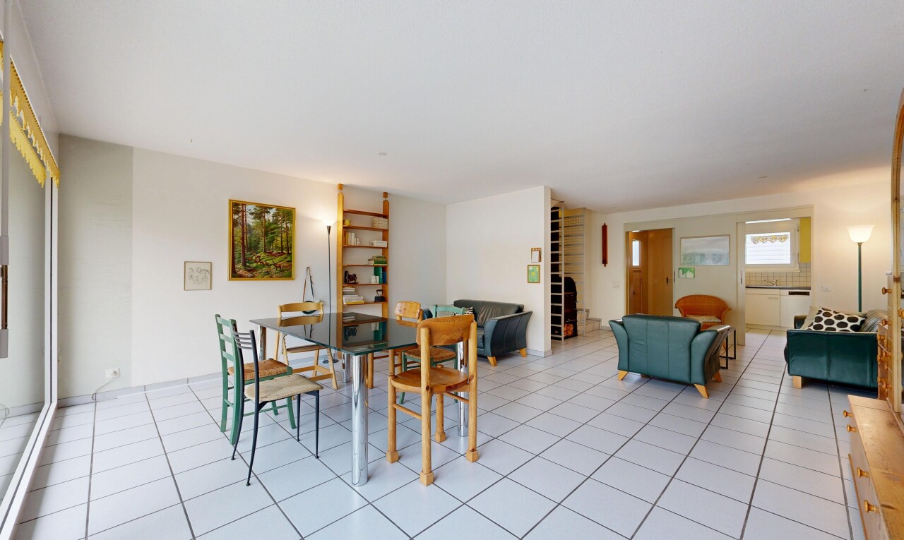 wohn- / esszimmer mit gipskartonwand, drywall, inside property, light floor, und fliesenboden