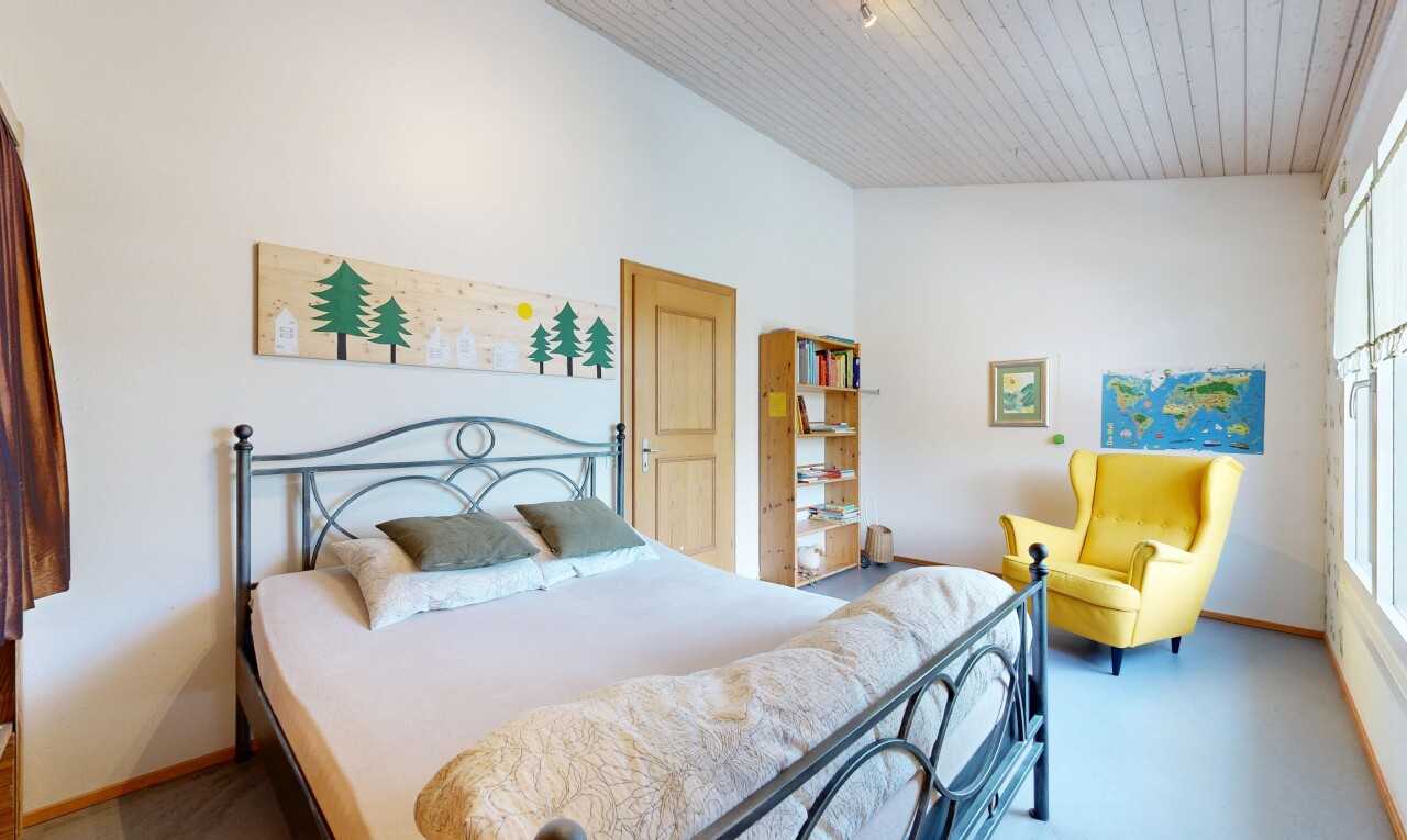 zimmer / schlafzimmer mit drywall, gipskartonwand, baseboards wall, sockelleisten, und wood ceiling