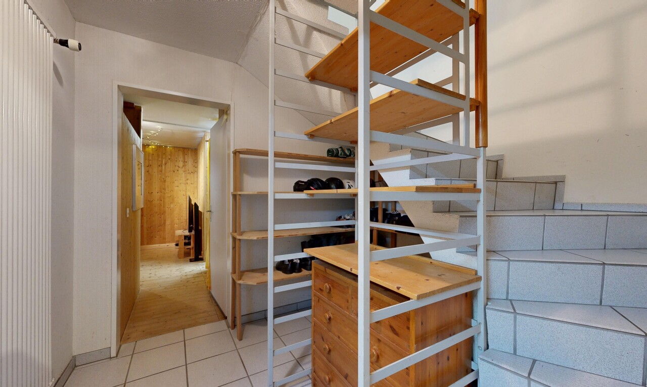 treppe mit gipskartonwand, drywall, inside property, fliesenboden, und tile floor