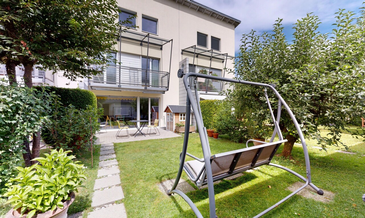 garten mit terrasse, rasen, und balkon