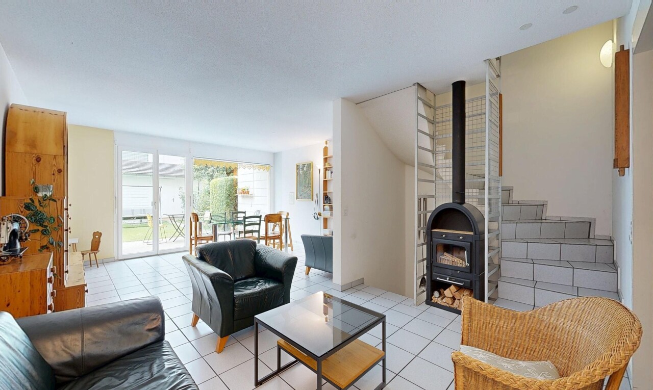 wohnzimmer mit holzofen, gipskartonwand, drywall, treppen, und fliesenboden