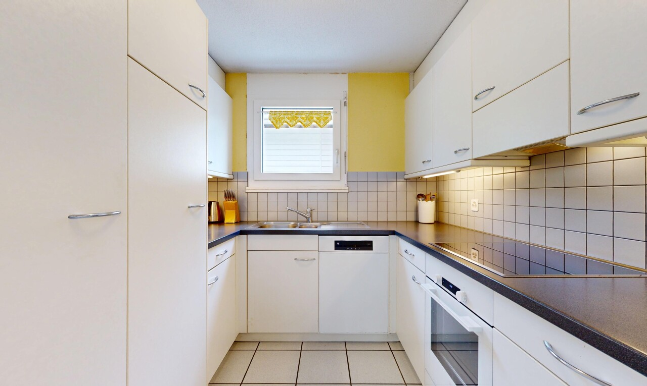 küche mit dark countertops, arbeitsplatten, ofen, white cabinets, und weiße schränke