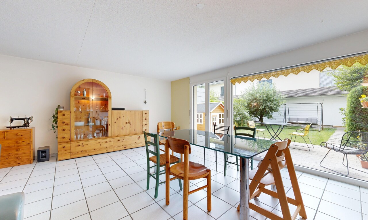 esszimmer mit gipskartonwand, drywall, inside property, fliesenboden, und tile floor