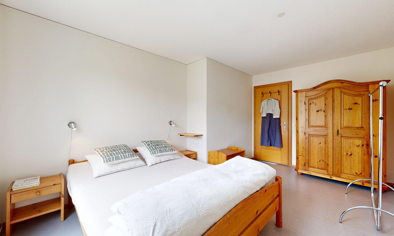 zimmer / schlafzimmer mit gipskartonwand, drywall, inside property, und light floor