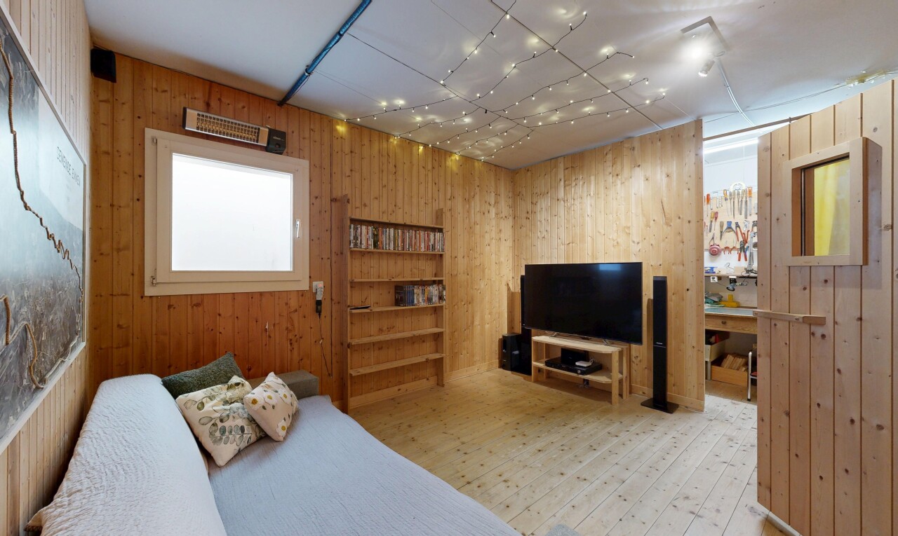 wohnzimmer mit fernseher, wood finish floor, holzfußboden, wood wall, und holzwand