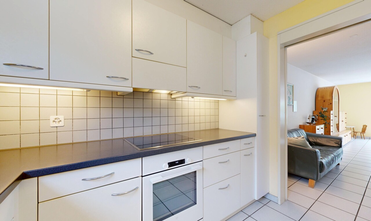 küche mit dark countertops, arbeitsplatten, ofen, white cabinets, und weiße schränke