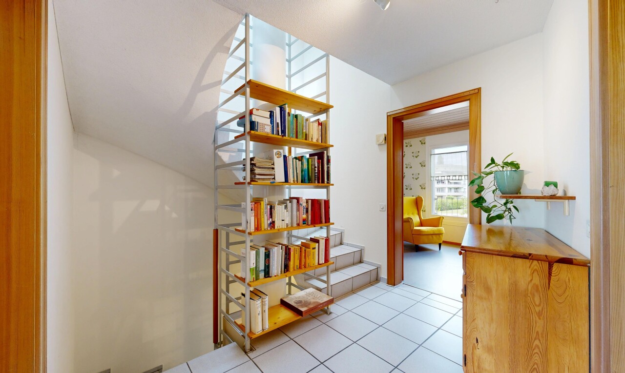 halle / korridor mit drywall, gipskartonwand, light floor, natürliches licht, und inside property
