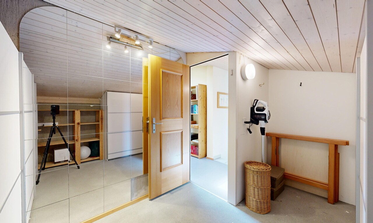 halle / korridor mit drywall, gipskartonwand, wood ceiling, holzdecke, und inside property